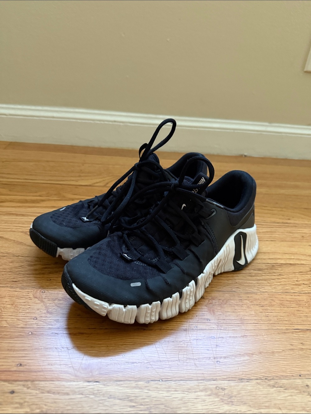 Nike Men’s Black and White Flexible Training Sneakers